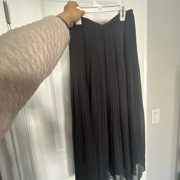 Uniqlo Pleated Chiffon Maxi Skirt in Black - Picture 2 of 2